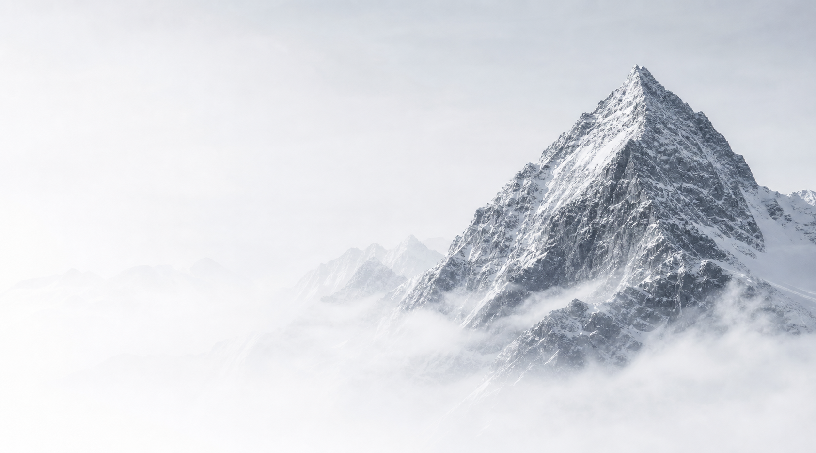 Alpengipfel im Nebel